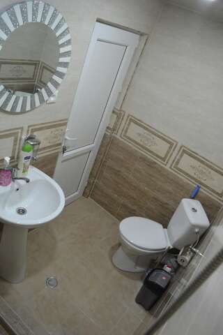 Гостевой дом Millennium Rabati Ахалцихе Трехместный номер с собственной ванной комнатой-1